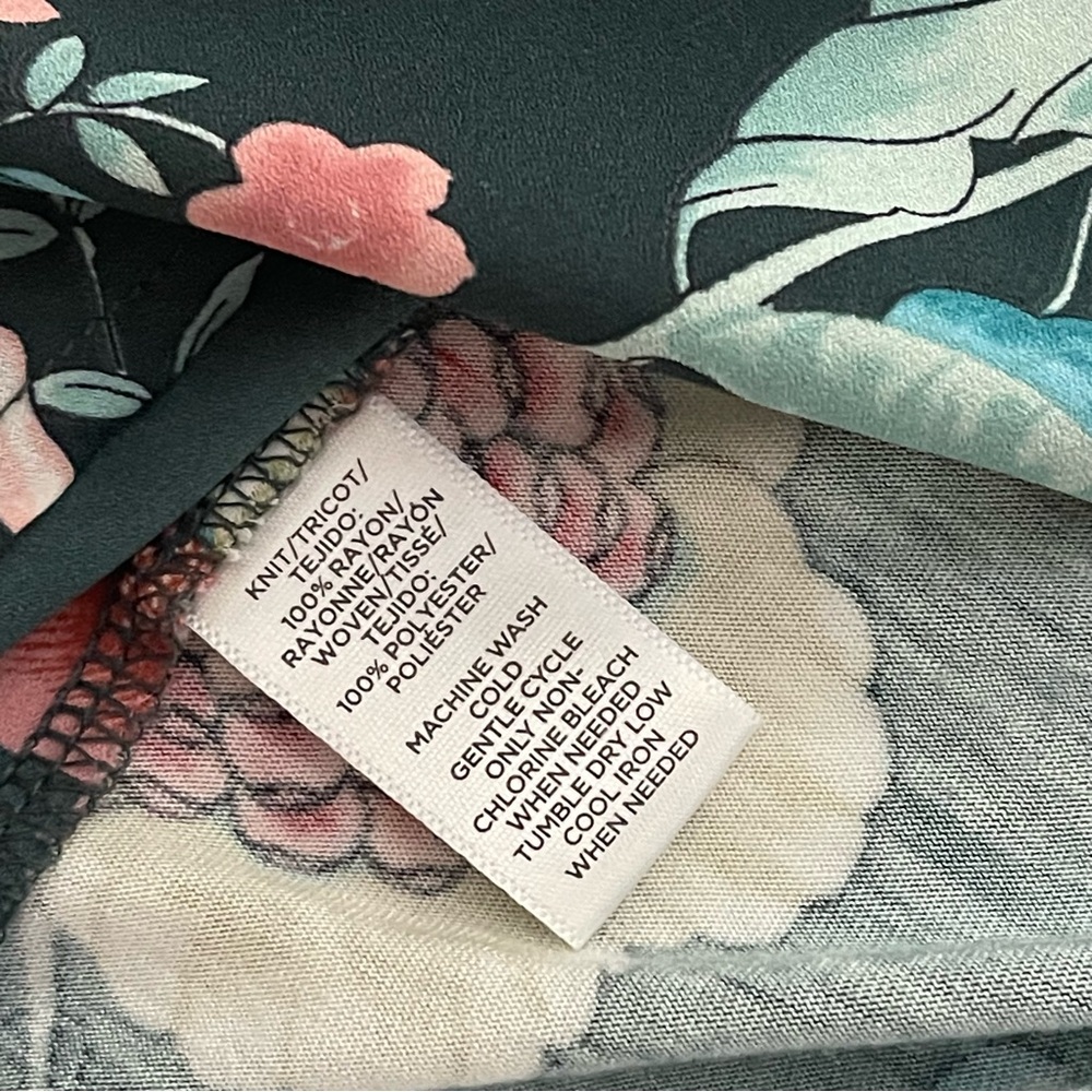 3/$21 | LOFT Floral Sleeveless Top Size MP - Picture 13 of 13